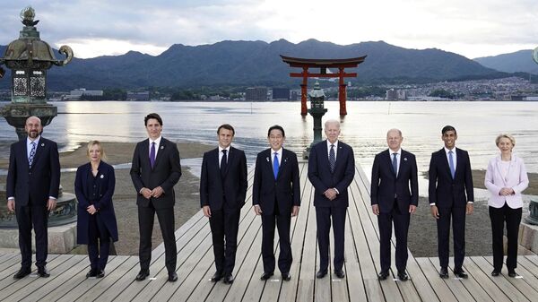 Лидеры G7 во время совместного фотографирования в храме Ицукусима, Хиросима - Sputnik Узбекистан