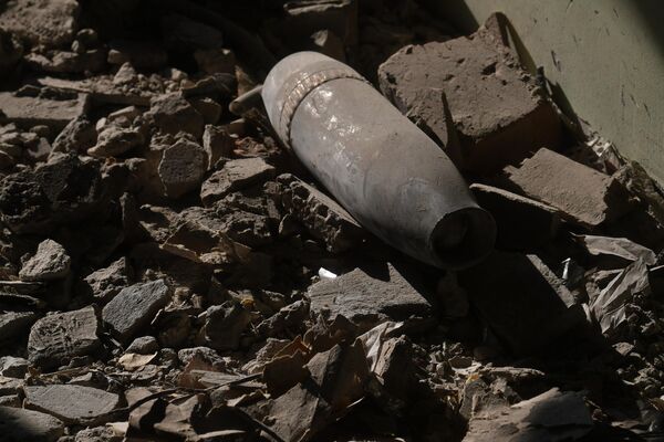 Неразорвавшийся снаряд в Артёмовске. - Sputnik Узбекистан