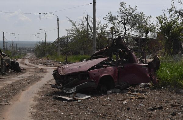 Уничтоженный автомобиль в Артёмовске. - Sputnik Узбекистан