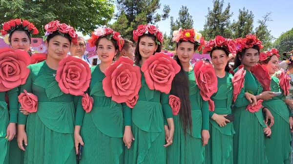 Цветочные платья были представлены на Фестивале цветов в Намангане - Sputnik Узбекистан