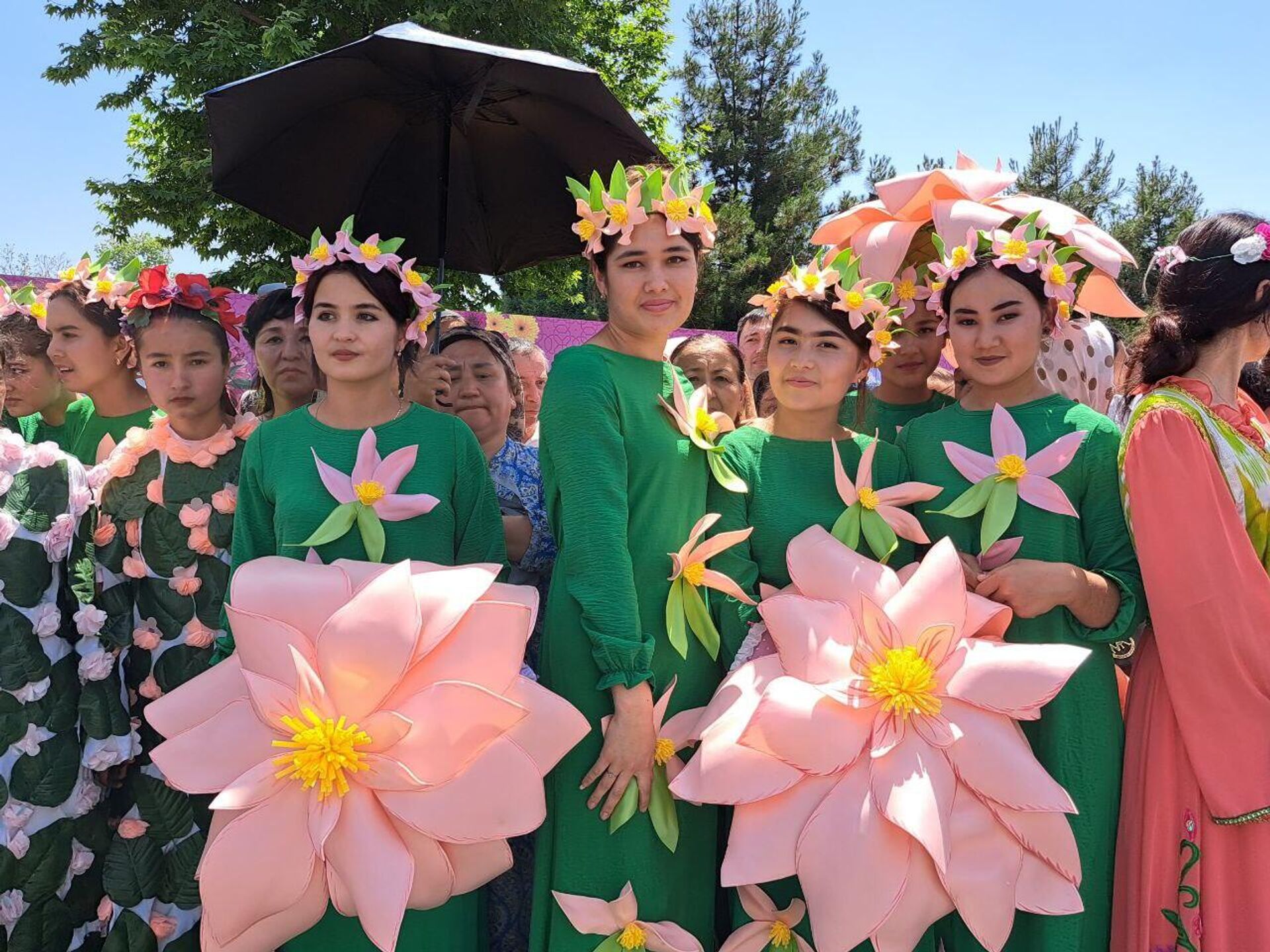 Цветочные платья были представлены на Фестивале цветов в Намангане - Sputnik Узбекистан, 1920, 21.05.2023