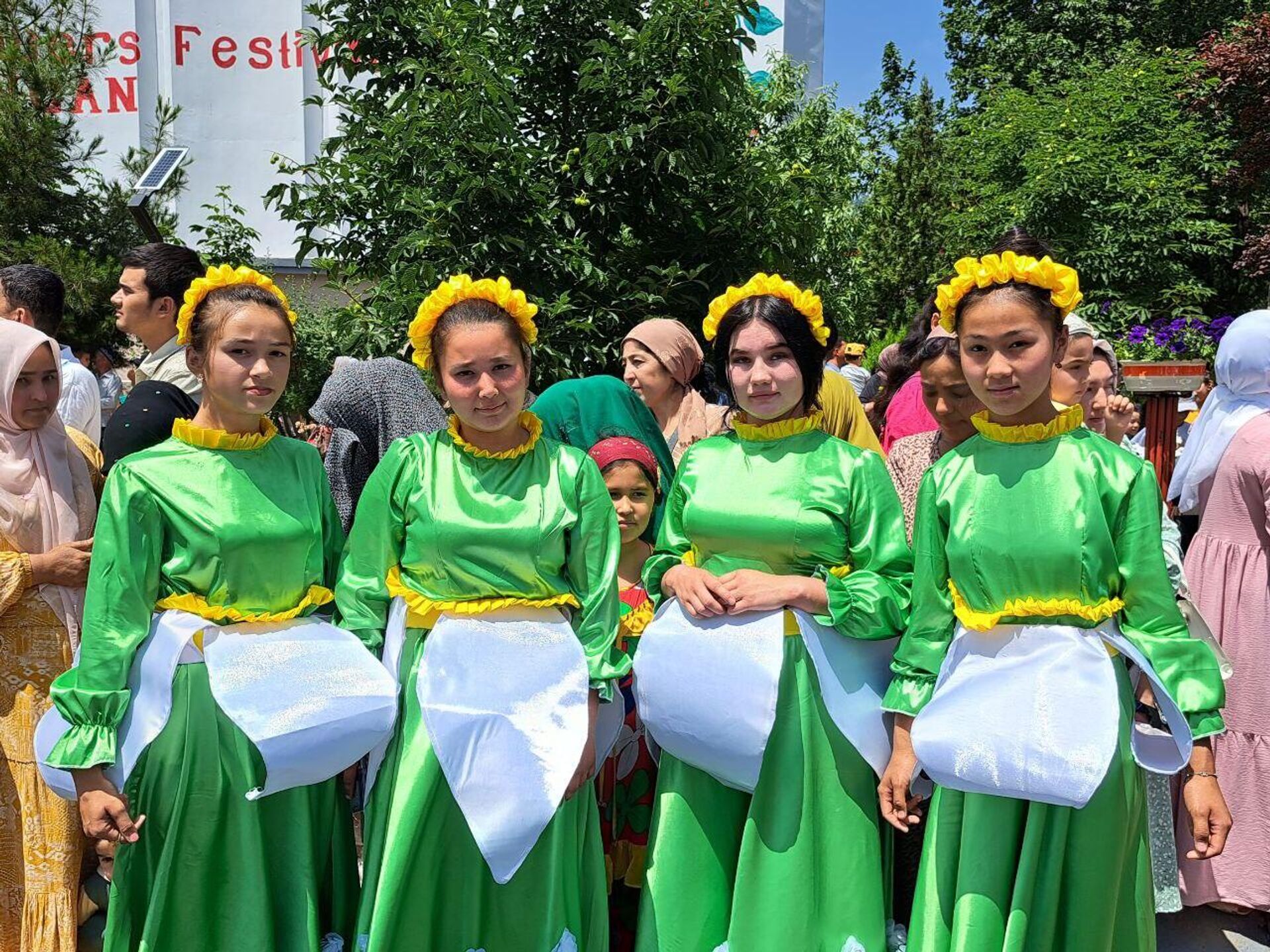 Цветочные платья были представлены на Фестивале цветов в Намангане - Sputnik Ўзбекистон, 1920, 21.05.2023