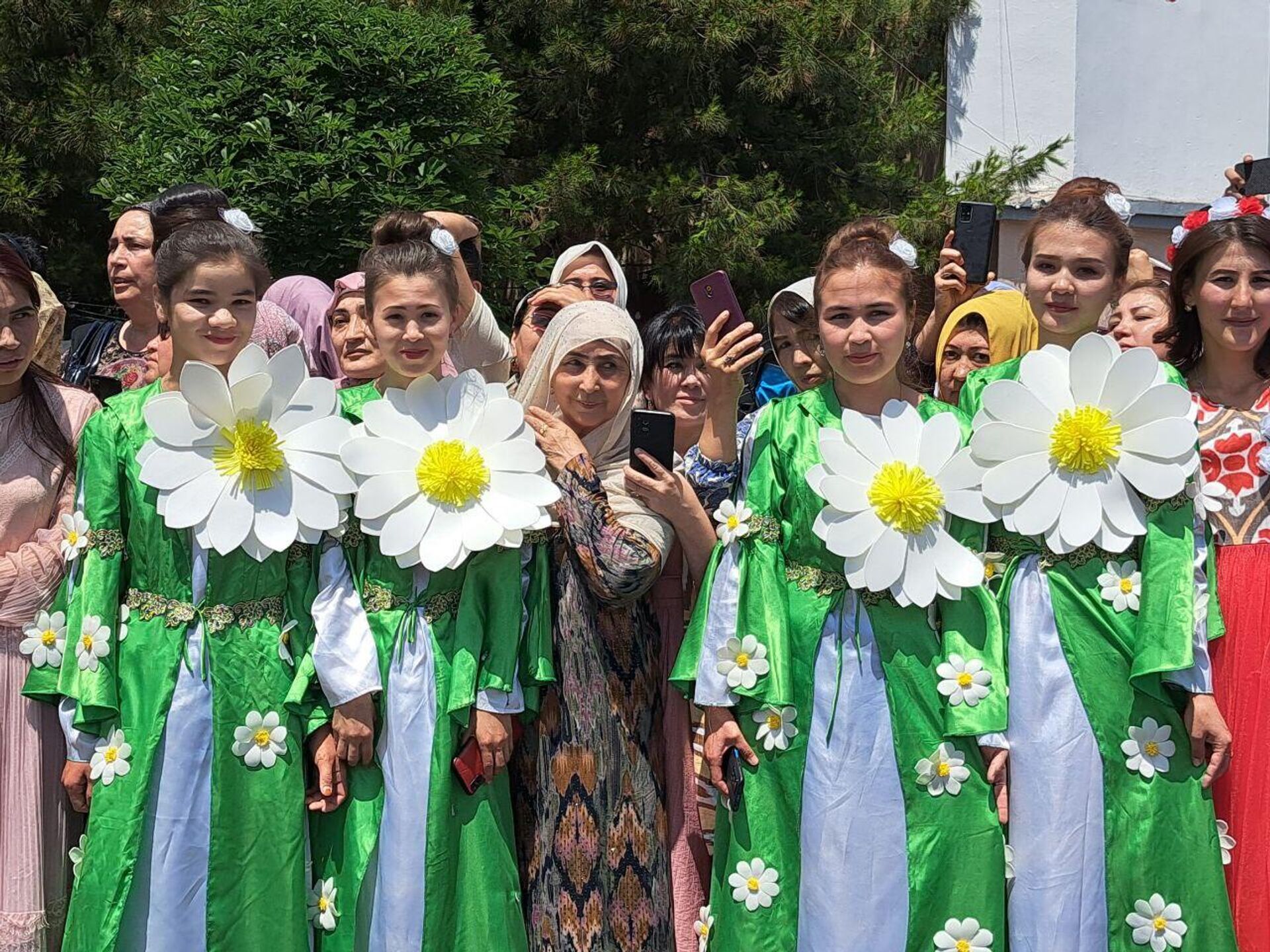 Цветочные платья были представлены на Фестивале цветов в Намангане - Sputnik Ўзбекистон, 1920, 21.05.2023