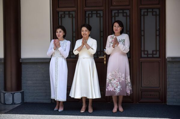 Первые леди Узбекистана, Китая и Кыргызстана посетили театр &quot;Исушэ&quot; в Сиане - Sputnik Узбекистан