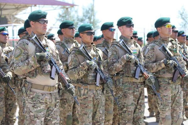 Узбекские солдаты с казахскими коллегами проводят специальные учения. - Sputnik Узбекистан