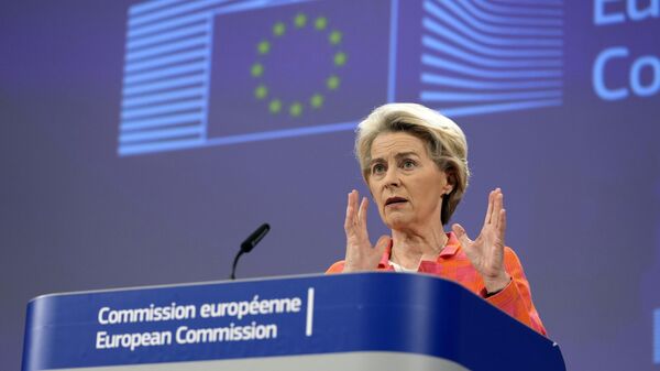 Президент Европейской комиссии Урсула фон дер Ляйен выступает на пресс-конференции в преддверии саммита G-7 в штаб-квартире ЕС в Брюсселе, 15 мая 2023 года. - Sputnik Узбекистан