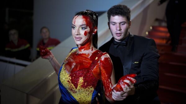 Украинка, облившая себя красной краской на Каннском кинофестивале 21 мая 2023 года. - Sputnik Ўзбекистон