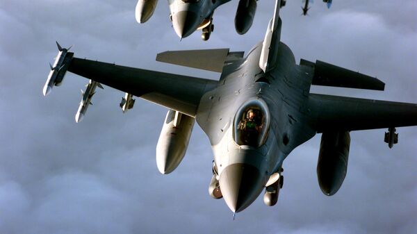 Два истребителя F-16 Fighting Falcons ВВС США во время операции НАТО Союзные силы 20 апреля 1999 года. - Sputnik Узбекистан