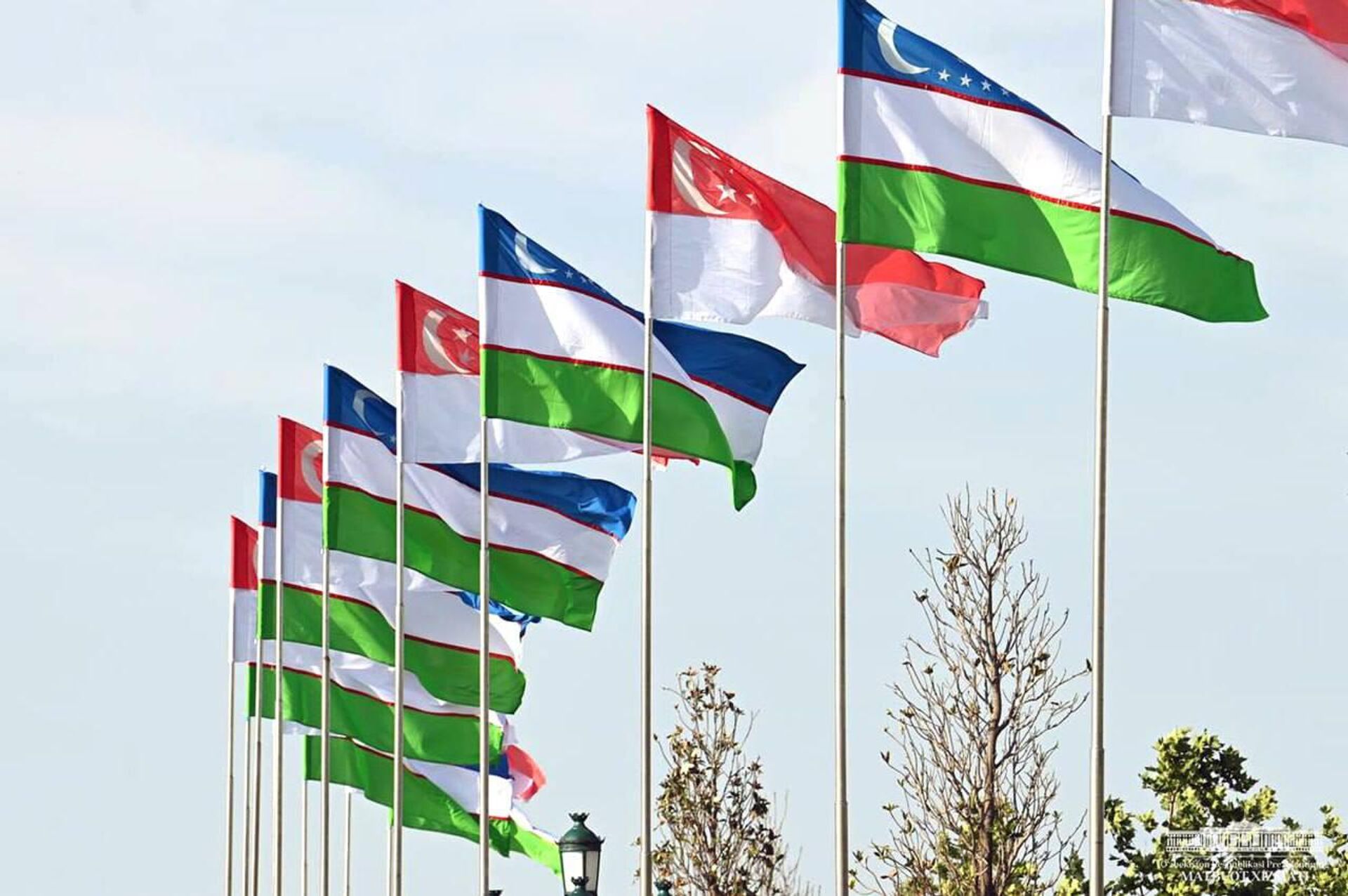 Флаги Сингапура и Узбекистана. - Sputnik Узбекистан, 1920, 23.05.2023