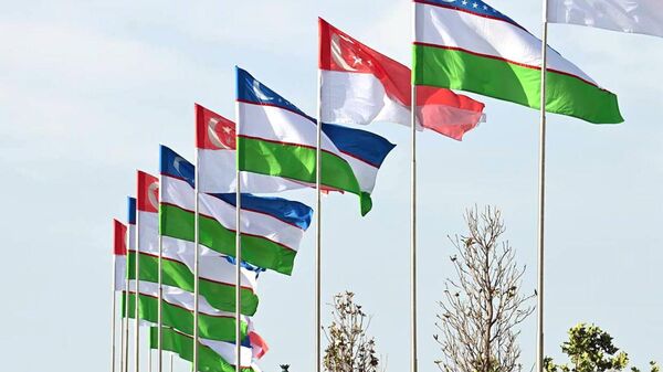 Флаги Сингапура и Узбекистана. - Sputnik Узбекистан