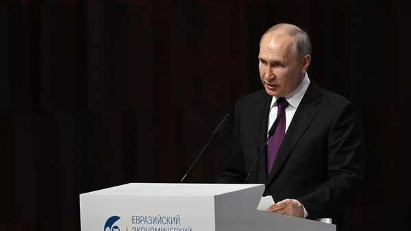 Prezident RF V. Putin prinyal uchastie v plenarnom zasedanii YeEF - Sputnik O‘zbekiston
