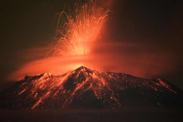 Этот вулкан — второй по величине и самый активный вулкан страны.  - Sputnik Узбекистан
