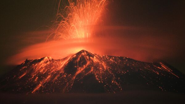 Дым извергается из вулкана Попокатепетль в Сан-Николас-де-лос-Ранчос, Мексика - Sputnik Узбекистан