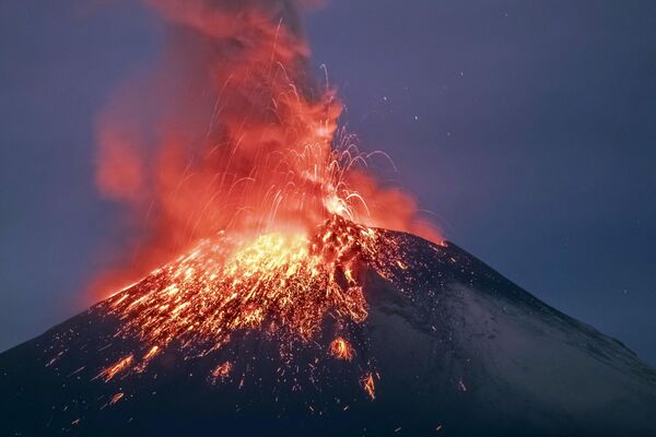 Вулкан выбрасывает раскаленные фрагменты, а также пепел, пар и газы на большую высоту. - Sputnik Узбекистан
