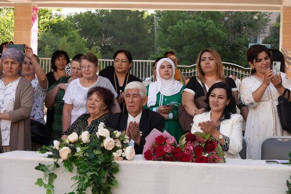Родные выпускников и учителя на празднике, посвященном последнему звонку  - Sputnik Узбекистан