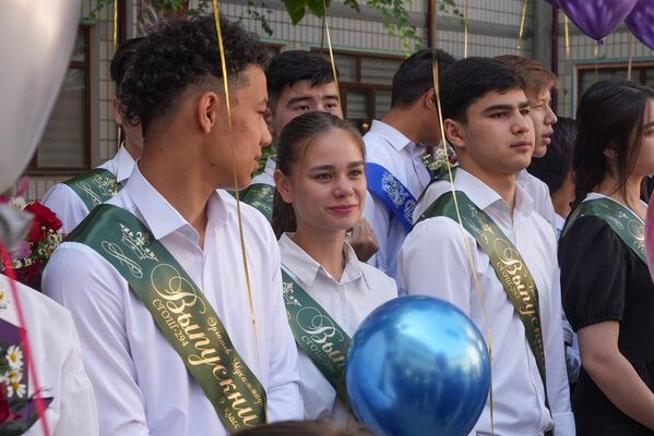 Выпускники ташкентской школы на праздничной линейке - Sputnik Узбекистан