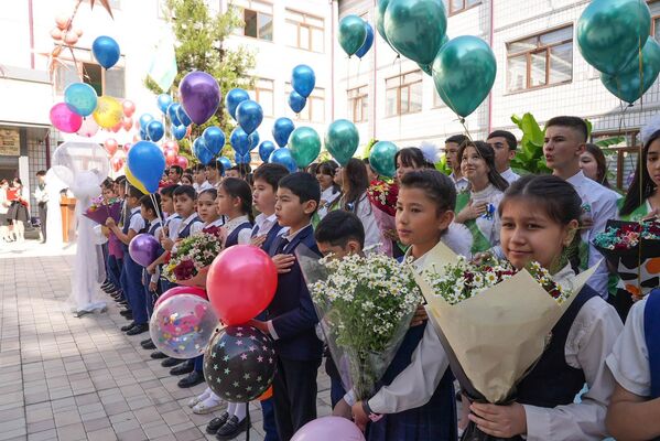 Ученики младших классов на торжественной линейке - Sputnik Узбекистан