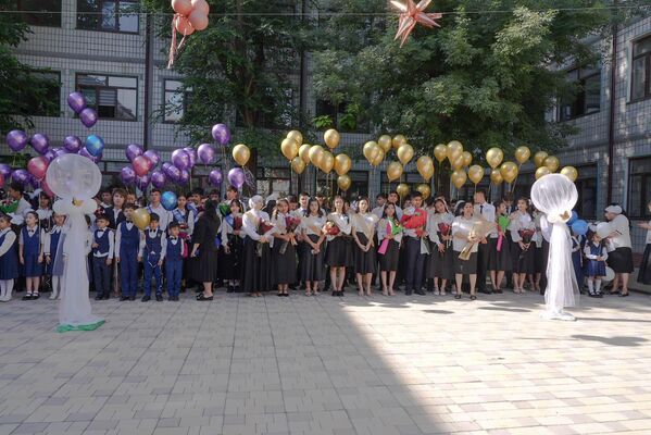 Выпускники на торжественной линейке в одной из ташкентских школ - Sputnik Узбекистан