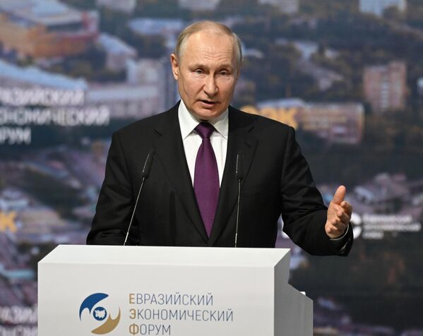 Президент России Владимир Путин выступает на пленарном заседании Евразийского экономического форума в Москве. - Sputnik Узбекистан