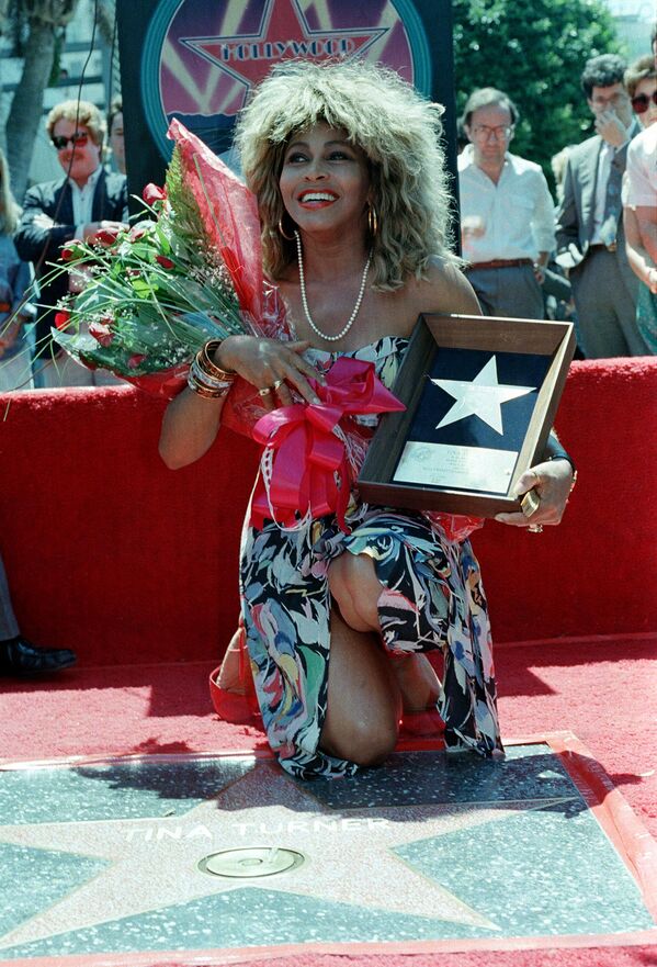Певица позирует со своей звездой на Аллее славы, 28 августа 1986 года, США. - Sputnik Узбекистан