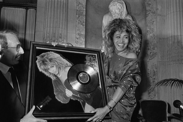 Певица получает награду Golden Record, 8 октября 1986 года, Франция. - Sputnik Узбекистан