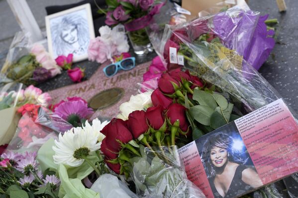 Поклонники несут цветы на Аллею славы в день смерти певицы, 24 мая 2023 года, США. - Sputnik Узбекистан