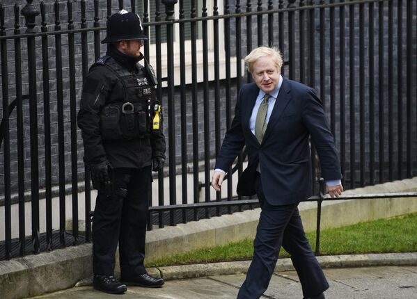 Премьер-министр Великобритании Борис Джонсон около резиденции на Даунинг-стрит, которая круглосуточно охраняется полицией. - Sputnik Узбекистан