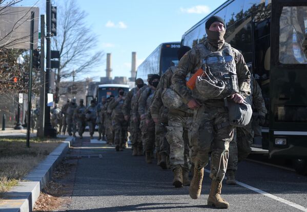 Сотрудники Национальной гвардии, прибывшие в Вашингтон для охраны церемонии инаугурации избранного президента США Джо Байдена в январе 2021 года. - Sputnik Узбекистан