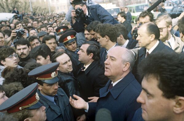 Президент СССР Михаил Горбачев общается с жителями Свердловской области в апреле 1990 года. От толпы президента отделяют простые милиционеры. - Sputnik Узбекистан