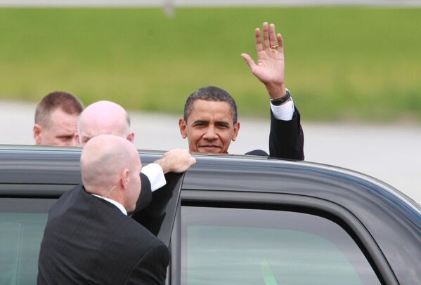 Президент США Барак Обама машет рукой на прощание в правительственном аэропорту &quot;Внуково-2&quot; во время визита в Россию. - Sputnik Узбекистан