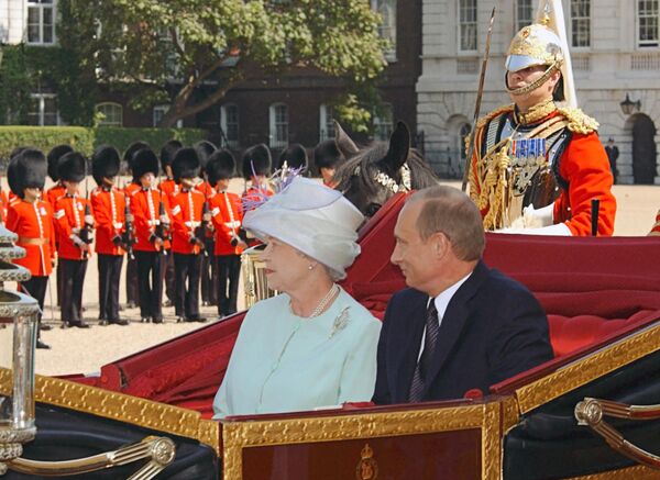 Президент России Владимир Путин и королева Великобритании Елизавета под охраной королевских гвардейцев отправляются в Букингемский дворец. - Sputnik Узбекистан