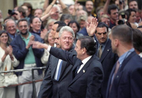 Президент США Билл Клинтон и Федеральный канцлер ФРГ Герхард Шредер перед саммитом &quot;Большой восьмерки&quot; в Кельне.  - Sputnik Узбекистан