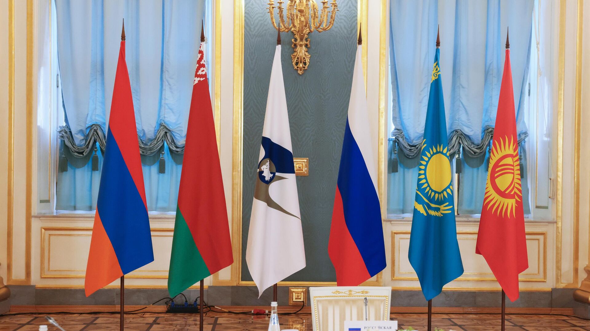 Флаги стран-участниц Евразийского экономического союза (ЕАЭС) в зале Большого Кремлевского дворца - Sputnik Узбекистан, 1920, 17.01.2024