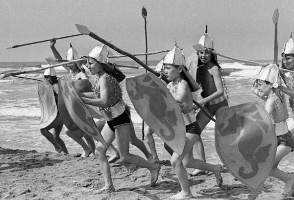 А вот так проходил праздник Нептуна в пионерском лагере &quot;Волна&#x27;&#x27; на черноморском побережье. Традиционно после театральной  части вожатых обливали водой или кидали в бассейн. - Sputnik Узбекистан