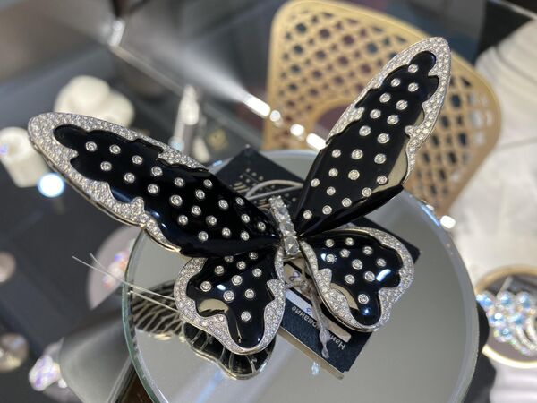Брошь в виде бабочки с бриллиантами от узбекистанских ювелиров - Sputnik Узбекистан