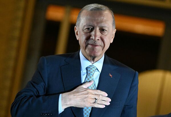Президент Турции Реджеп Тайип Эрдоган выступает перед сторонниками на площади у Президентского дворца в Анкаре.  - Sputnik Узбекистан