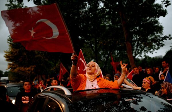 В день президентских выборов в Турции прошли митинги в поддержку действующего президента страны Реджепа Тайипа Эрдогана. - Sputnik Узбекистан