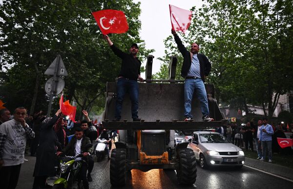 Сторонники Эрдогана размахивают флагами Турции перед офисом правящей Партии справедливости и развития (AK parti) в Стамбуле.  - Sputnik Узбекистан