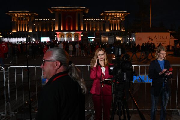 Журналисты у президентского дворца в Анкаре после окончания второго тура президентских выборов в Турции - Sputnik Узбекистан