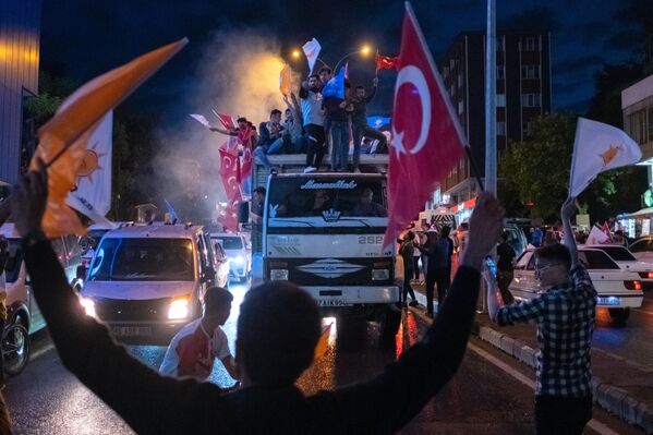 Население, пострадавшего от землетрясения Кахраманмараша, празднует переизбрание Эрдогана. - Sputnik Узбекистан
