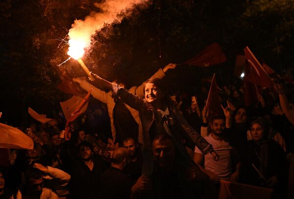После объявления итогов второго тура выборов турки массово вышли на улицы.  - Sputnik Узбекистан
