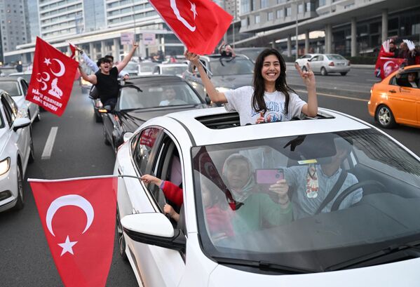 Население празднует победу Эрдогана даже на дорогах — водители сигналят, из машин доносится музыка, а также выглядывают национальный флаг страны и символика правящей партии. - Sputnik Узбекистан