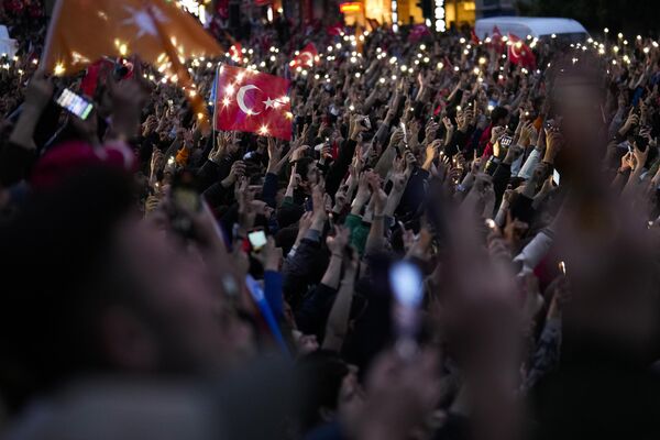 По данным СМИ, вечером на улицы вышло так много человек, что в Анкаре остановили дорожное движение.  - Sputnik Узбекистан