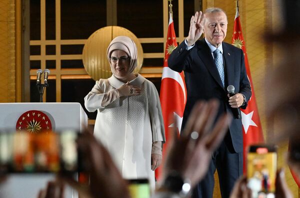 Поддержать Реджепа Эрдогана пришла его супруга Эмине Эрдоган.  - Sputnik Узбекистан