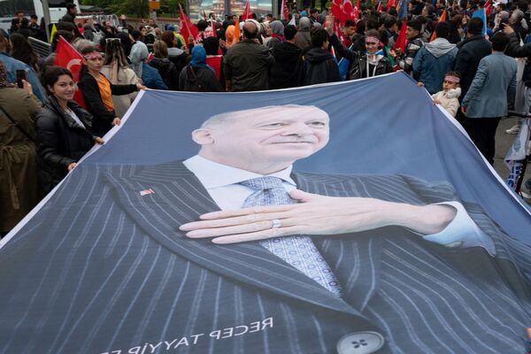 Эрдоған сурати туширилган улкан плакатни кўтариб олган президент тарафдорлари - Sputnik Ўзбекистон