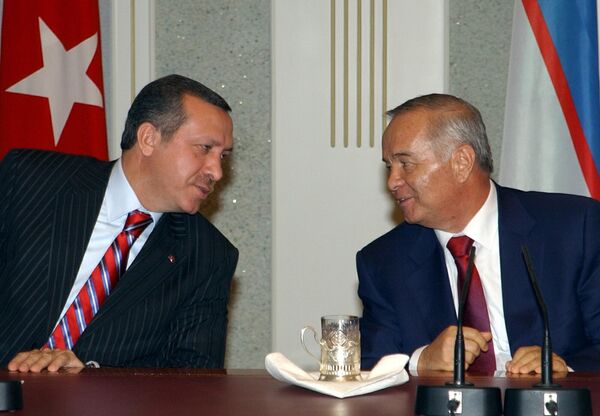 Премьер-министр Турции Реджеп Тайип Эрдоган и президент Узбекистана Ислам Каримов во время переговоров во дворце Дурмен в 2003 году. - Sputnik Узбекистан