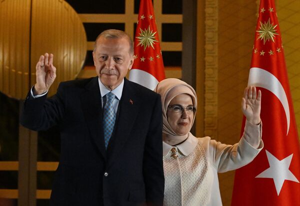 Супруга президента Турции Реджепа Тайипа Эрдогана Эмине Эрдоган разделяет триумф мужа после его победы на президентских выборах. - Sputnik Узбекистан