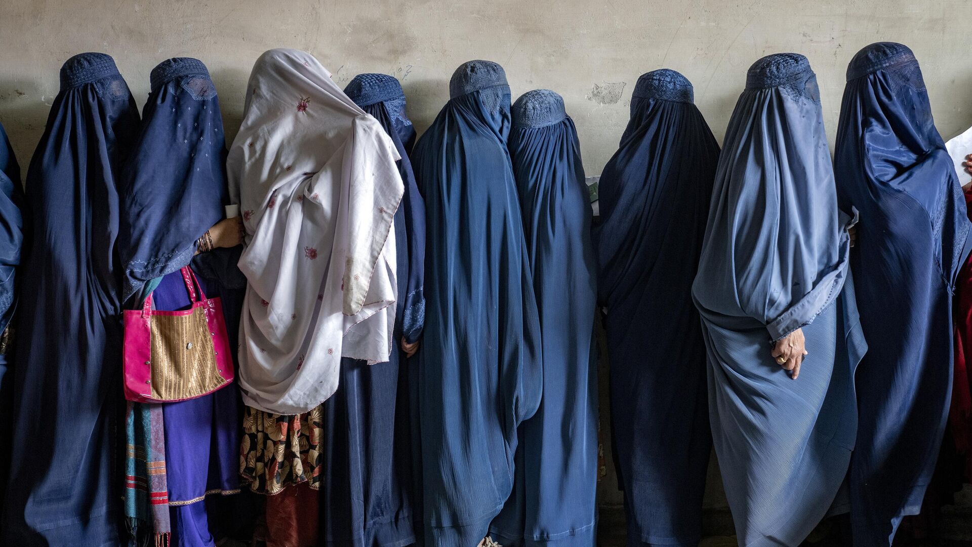 Афганские женщины ожидают получения продовольственных пайков в Кабуле, Афганистан - Sputnik Узбекистан, 1920, 05.09.2023