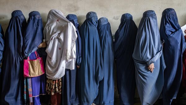 Афганские женщины ожидают получения продовольственных пайков в Кабуле, Афганистан - Sputnik Узбекистан