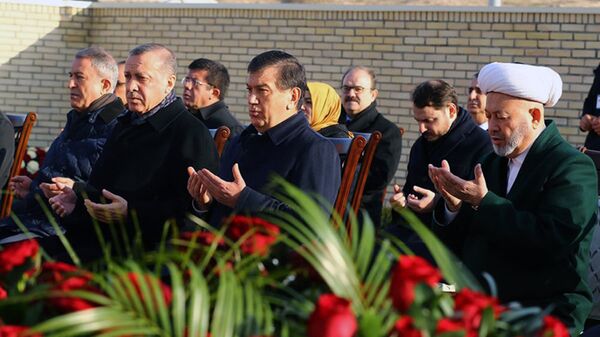 Erdog‘an va Mirziyoyev Samarqandda Islom Karimov qabrini ziyorat etmoqda, 2016-yil - Sputnik O‘zbekiston